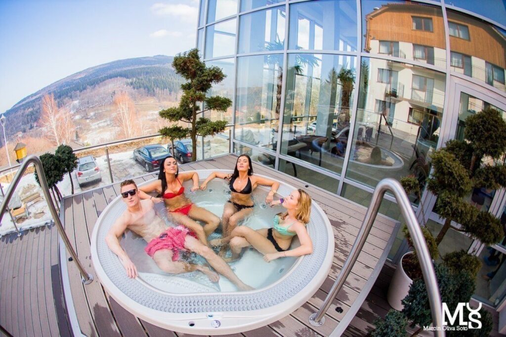 Goście w jacuzzi na tarasie z widokiem na Świeradów-Zdrój